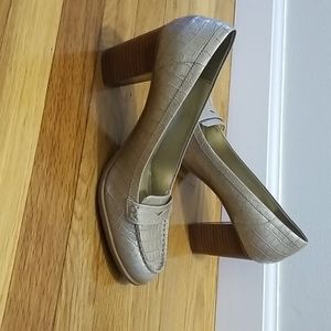 2 for 15$ Bandolino beige croc heeled loafers!